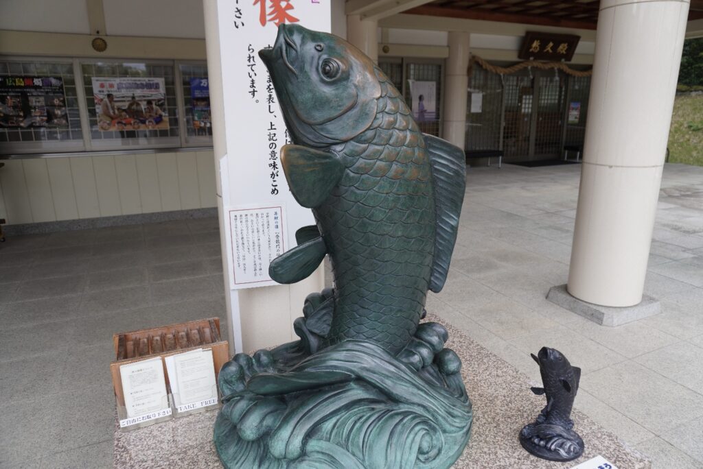 広島護国神社_昇鯉の像